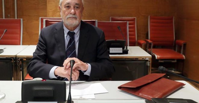 El expresidente de la Junta de Andalucía José Antonio Griñán, durante su comparecencia ante la Comisión de Financiación de los Partidos Políticos, en el Senado. /EFE