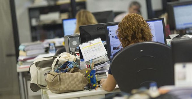¿Qué te parece que se obligue a todos los empleados a fichar a diario en el trabajo? FOTO: Europa Press