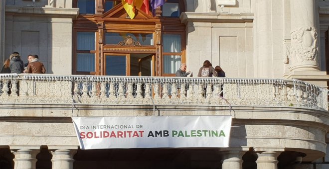 Pancarta en el balcón del Ayuntamiento de Valencia, en el Día Internacional de Solidaridad con Palestina. TWITTER