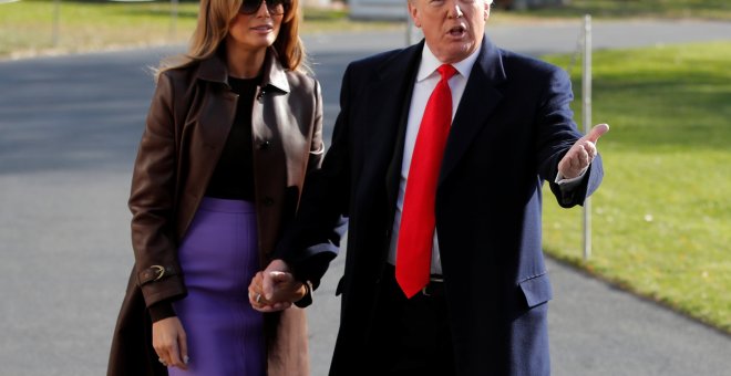 Donald Trump y su esposa antes de partir hacia Argentina para asistir a la cumbre del G20. /REUTERS