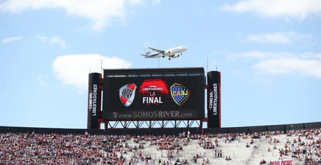 Un avión pasa sobre la pantalla del estadio Monumental hoy antes del partido que se debía haber jugado en Buenos Aires el pasado 24 de noviembre. - EFE