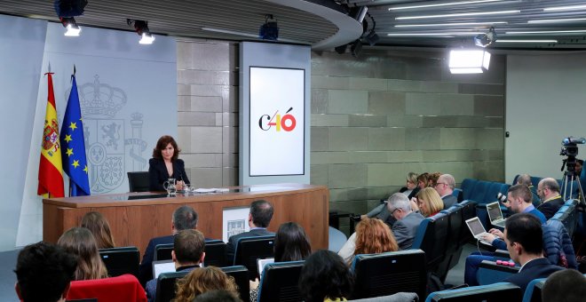 La vicepresidenta del Gobierno, Carmen Calvo, en rueda de prensa posterior a la reunión del Consejo de Ministros, en el Palacio de la Moncloa. EFE/Ángel Díaz