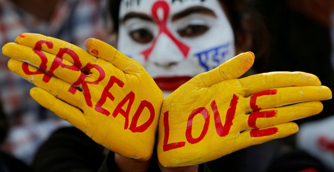 Una estudiante posa en apoyo a una campaña de concienciación sobre el SIDA en la víspera del Día Mundial del SIDA en Chandigarh.- REUTERS