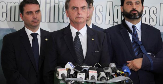 El presidente electo de Brasil, Jair Bolsonaro, ofrece una rueda de prensa después de participar en una ceremonia de graduación de oficiales en la Academia Militar de Agulhas Negras.- EFE