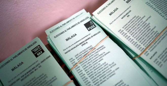 Papeletas en un colegio electoral de Ronda.- Jon Nazca/REUTERS