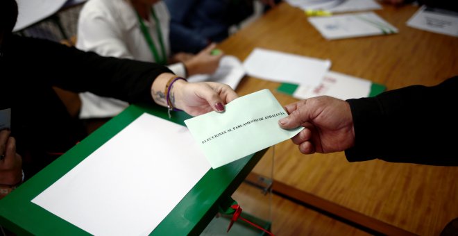 Un hombre deposita su voto en las urnas en la jornada electoral de Andalucía. Jon Nazca/REUTERS