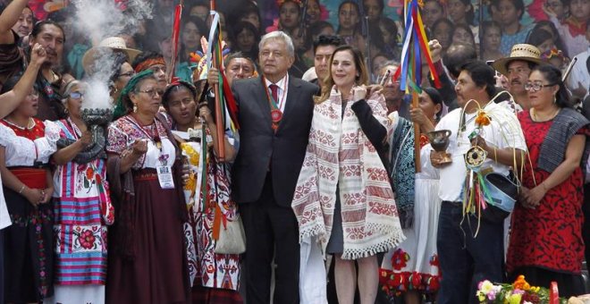 El presidente de México, Andrés Manuel López Obrador (c-i)recibe junto a su esposa, Beatriz Gutiérrez Müller, (c-d), el Bastón de Mando por parte de los representantes de los pueblos indígenas de México hoy, en Ciudad de México (México). El nuevo presiden