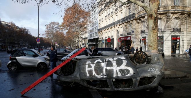 Un automóvil destrozado tras los disturbios en París.- REUTERS