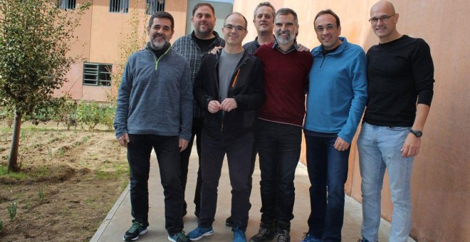 Imagen capturada de la cuenta oficial de Òmnium Cultural de Twitter de los siete dirigentes independentistas presos en la cárcel de Lledoners (Barcelona).- EFE