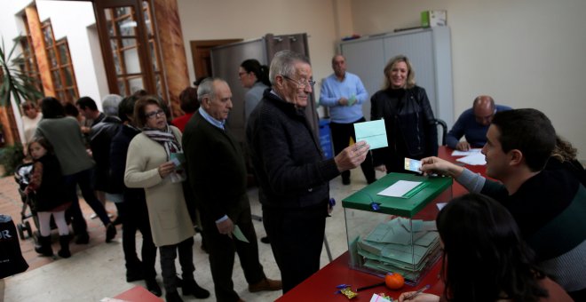 2/12/2018. La gente hace cola para votar en las elecciones autonómicas andaluzas en un colegio electoral de Cuevas del Becerro (Málaga). REUTERS/Jon Nazca