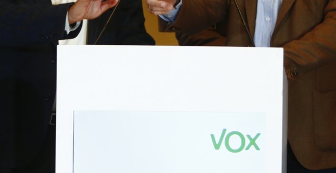 El cabeza de lista del partido ultraderechista Vox, en las elecciones al Parlamento de Andalucía del 2_D, el exjuez Francisco Serrano, junto al presidente de la formación Santiago Abascal, en la rueda de prensa al día siguiente de las elecciones. REUTERS/