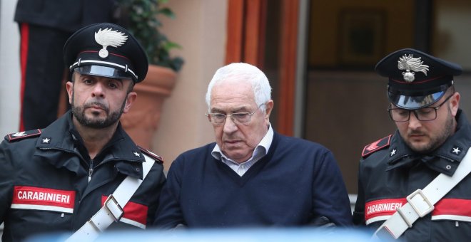 Settimino Mineo, considerado nuevo jefe de Cosa Nostra, es escoltado por dos carabineros tras su arresto en Palermo - EFE/ Igor Pety