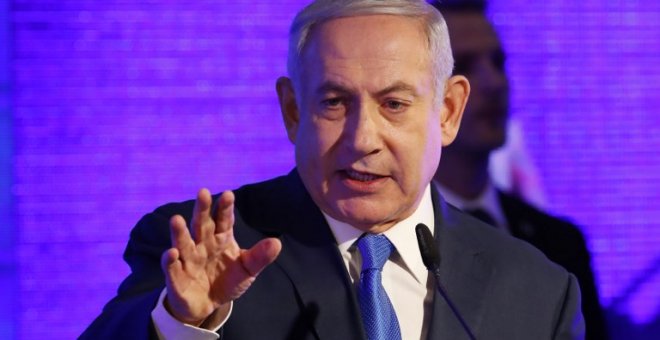 El primer ministro israelí, Benjamin Netanyahu, pronuncia un discurso durante el inicio de Hanukkah en los suburbios de la ciudad de Tel Aviv, el 2 de diciembre de 2018 | AFP