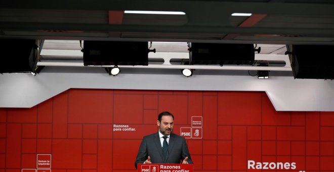 El ministro de Fomento José Luis Ábalos, durante la rueda de prensa tras la reunión de la Ejecutiva Federal del PSOE, que analizó el resultado de las elecciones andaluzas. EFE/Emilio Naranjo