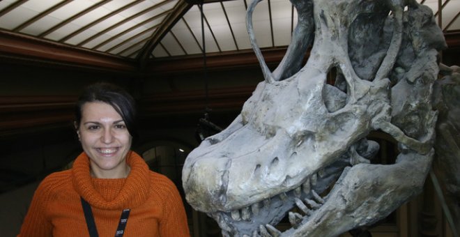 Verónica Díez Díaz, junto al cráneo del saurópodo jurásico Giraffatitan.  / Heinrich Mallison / Museo de Historia natural de Berlín
