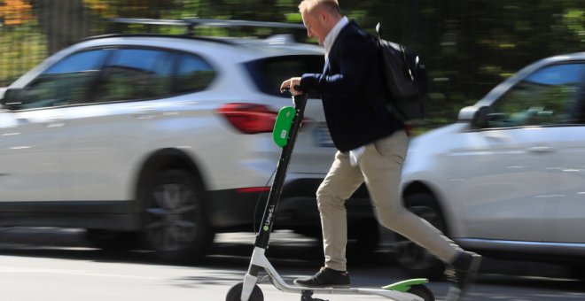 Un usuario de patinete eléctrico en Madrid. EFE