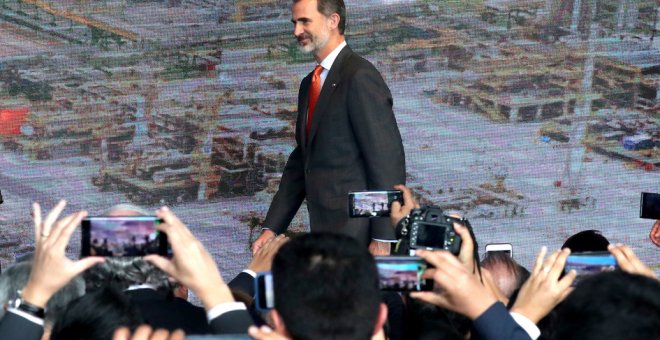 El rey Felipe VI, en la inauguración de una planta de Repsol en  la localidad peruana de Callao, el pasado noviembre. REUTERS/Mariana Bazo