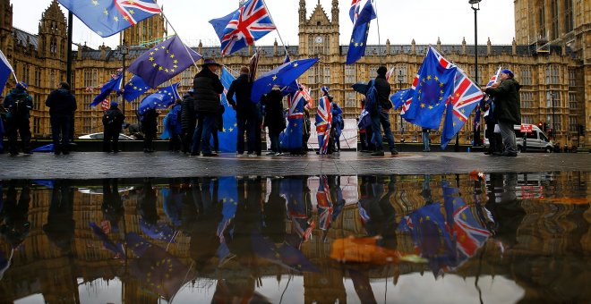 Ciudadanos contrarios al brexit se manifiestan con banderas del Reino Unido y de la Unión Europea frente al Parlamento británico. /REUTERS