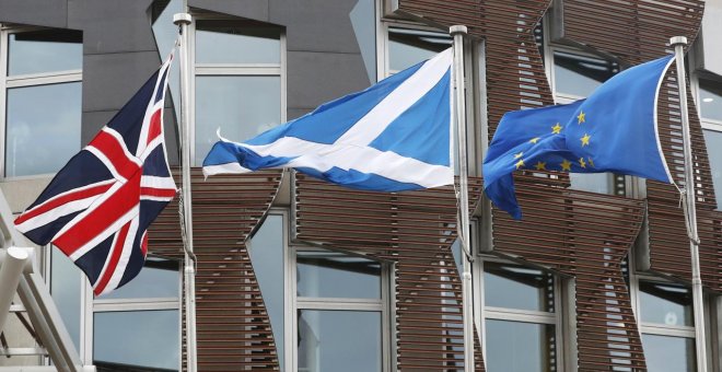 13/03/2017.- Las banderas del Reino Unido, de Escocia y de la UE ondean en el Parlamento escocés. REUTERS/Russell Cheyne