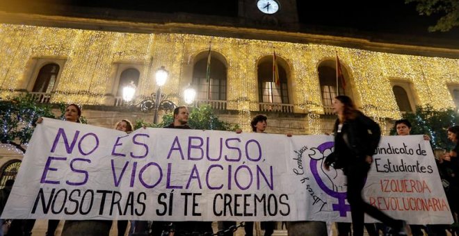 Concentración para protestar por la sentencia de la Manada, esta tarde en Sevilla. / EFE - JOSÉ MANUEL VIDAL