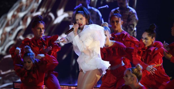 Rosalía en la actuación de los Latin Grammy. REUTERS/Mario Anzuoni
