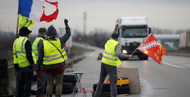 Miembros del movimiento de los chalecos amarillos, el símbolo de una protesta de los conductores franceses contra los altos precios del combustible diesel, ocupan una rotonda en Roppenheim, Francia. REUTERS / Vincent Kessler