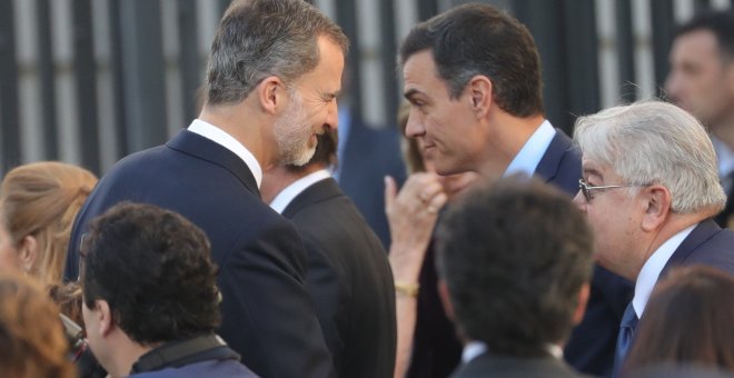 El rey Felipe VI y el presidente del gobierno Pedro Sánchez, en exterior del Congreso de los Diputados, tras la solemne conmemoración del 40 aniversario de la Constitución. EFE/Juanjo Martín