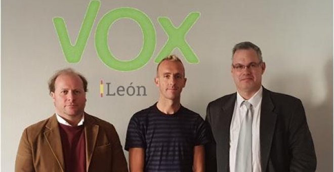 Sergio Sánchez posa con los dirigentes de Vox León.