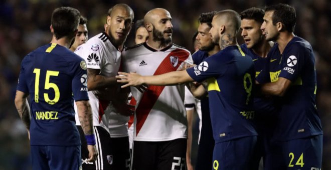 La Policía ultima los preparativos para la recepción de los hinchas del River Plate y Boca Juniors en la final de la Copa Libertadores. AFP/Alejandro Pagni