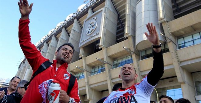 Aficionados de River Plate se concentran en las inmediaciones del Santiago Bernabéu donde este domingo se jugará la final de la Copa Libertadores . EFE/Eduardo Oyana