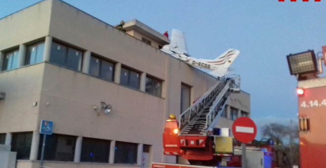 Una avioneta que se ha estrellado sobre el tejado de una gasolinera en Badia del Vallès (Barcelona). / TWITTER -BOMBERS