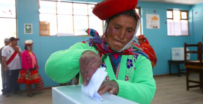 Una mujer vota hoy, en un colegio electoral de Cusco (Perú). La votación del referéndum sobre la reforma política y judicial en Perú comenzó a las 08.00 horas de hoy (13.00 GMT), junto a la segunda vuelta para la elección de gobernadores en 15 regiones d