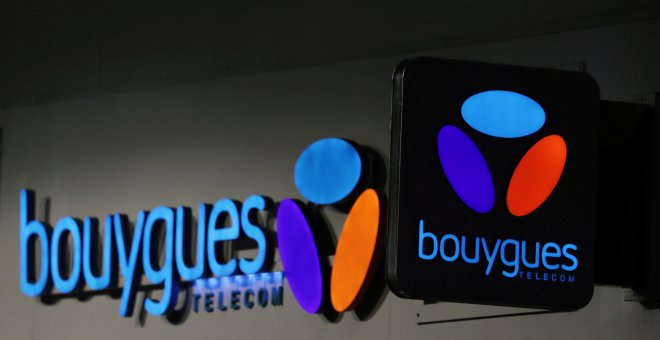 El logo de Bouygues Telecom a la entrada de una de sus tiendas en Niza. REUTERS/Eric Gaillard