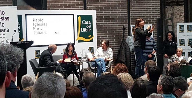 El líder de Podem, Pablo Iglesias, i el periodista Enric Juliana es troben a La Casa del Llibre de Barcelona per conversar sobre el llibre que han escrit conjuntament, 'Nudo España' (Editorial Arpa).