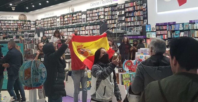 Un grup espanyolista interromp l'acte de presentació de "Nudo España", el llibre escrit per Pablo Iglesias i Enric Juliana. Cèlia Muns
