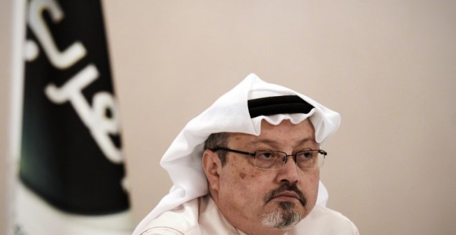 Jamal Khashoggi, observa durante una conferencia de prensa en la capital de Bahrein, Manama, el 15 de diciembre de 2014 | AFP