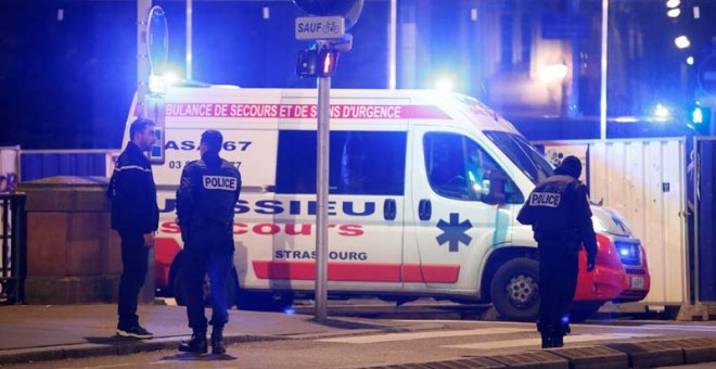 Policías franceses custodian una ambulancia en Estrasburgo. (VINCENT KESSLER | REUTERS)
