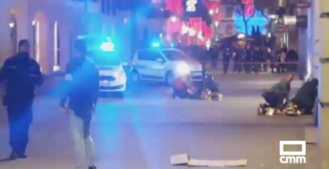 Varios heridos en el atentado de Estrasburgo son atendidos pocos minutos después del ataque. (REUTERS)