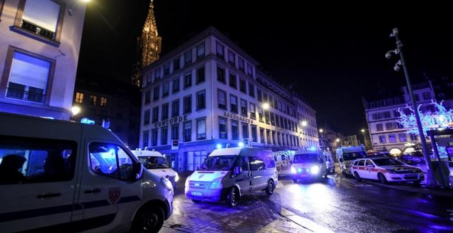 12/12/2018.- Vista de vehículos de emergencia en la zona de un tiroteo mortal, en Estrasburgo (Francia) hoy, miércoles 12 de diciembre de 2018. El dispositivo de seguridad prosigue para localizar al autor del tiroteo, que según el ministro había sido cond