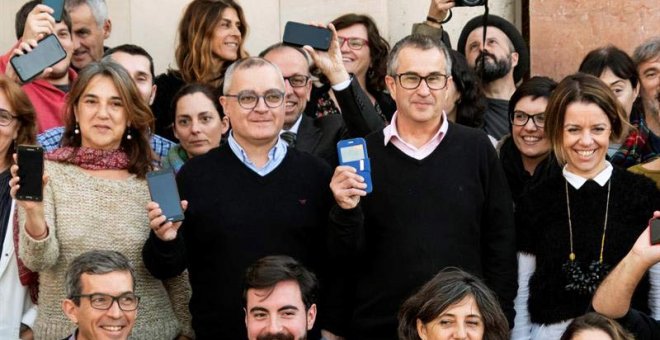 Los periodistas del 'Diario de Mallorca' concentrados a las puertas del diario como protesta por la incautación ayer del teléfono móvil de uno de sus redactores. (CATI CLADERA | EFE)