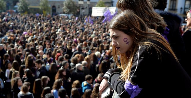 Manifestante por los derechos de las mujeres el ocho de marzo en Bilbao - REUTERS/Vincent West