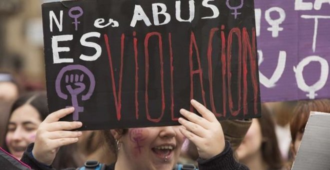 Una pancarta con el lema: "No es abuso, es violación". EFE/Archivo