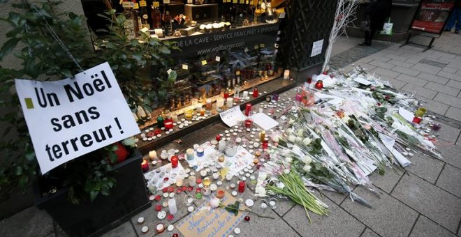 Flores, velas y mensajes cerca del mercadillo de Navidad donde se produjo el atentado en Estrasburgo (Francia). / EFE- RONALD WITTEK