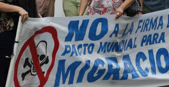 Grupos de personas protestan hoy, frente a la Cancillería, en Asunción (Paraguay). Unas dos docenas de personas se manifestaron hoy frente a la Cancillería para mostrar su repulsa al apoyo del Gobierno al Pacto Mundial de Migración, que denunciaron como u