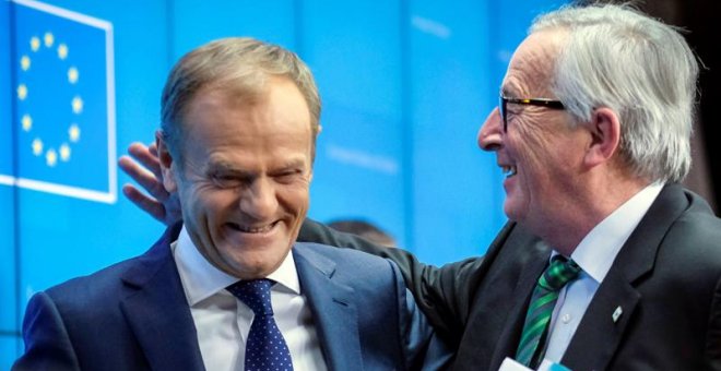 13/12/2018.- El presidente del Consejo Europeo, Donald Tusk (izd), y el presidente de la Comisión Europea (CE), Jean-Claude Juncker (dcha), a su llegada hoy para ofrecer una rueda de prensa tras la primera jornada de la cumbre europea, en Bruselas (Bélgic
