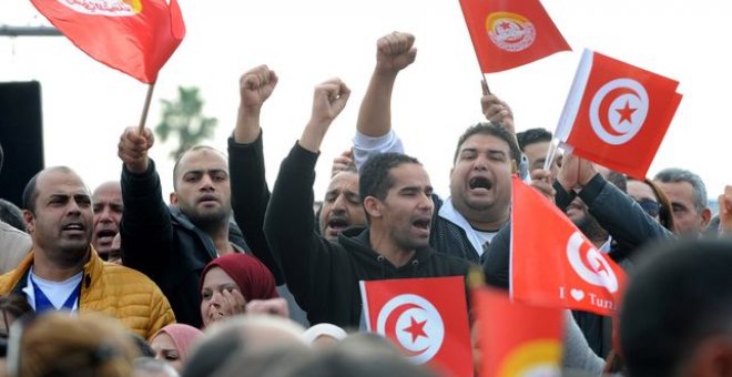 Ciudadanos tunecinos se manifiestan en la huelga celebrada el pasado 22 de noviembre./EFE