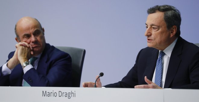 El presidente del BCE, el italiano Mario Draghi, y el vicepresidente de la entidad, el español Luis de Guindos, en la rueda de prensa posterior al Consejo de Gobierno, en Fráncfort. REUTERS/Kai Pfaffenbach
