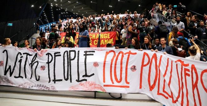 Miembros de organizaciones ecologistas se manifiestan durante la cumbre del clima (COP24) de Katowice (Polonia)./EFE