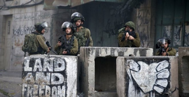 Soldados israelíes toman posición durante una protesta de palestinos en Hebrón. - AFP