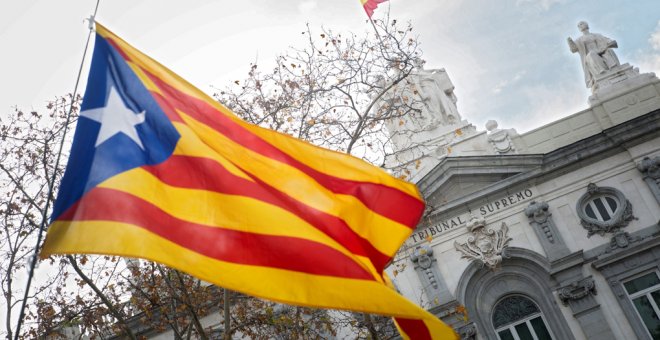 Una bandera estelada en una concentración ante la sede del Tribunal Supremo en Madrid  para pedir la liberación de los políticos catalanes independentistas presos. EFE/ Luca Piergiovanni